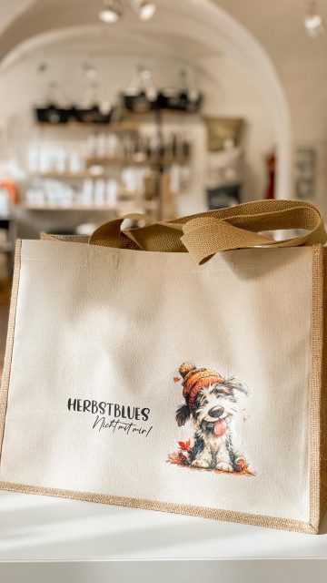 🍂 Herbstblues? Nicht mit uns! 🐾
Unsere neue Jutetasche bringt Farbe und gute Laune in graue Herbsttage! ☕🧡
Mit dem niedlichen Hundemotiv, der süßen Mütze und den fallenden Blättern ist sie der perfekte Begleiter für Spaziergänge, den Markt & Co. 🌰🐕
Und das Beste? Jede Tasche wird mit viel Liebe und Sorgfalt bedruckt – nachhaltig & hochwertig! 🖤✨
💬 Was sagst du – Team Herbstmuffel oder Herbstfan?

#jutetasche #taschenliebe #herbstvibes #herbstliebe #herbstblues #nichtmitmir #hundehalter #hundeliebe #handmade #druckliebe #nachhaltig #jutebag #autumnvibes #autumnstyle #geschenkidee #madeinaustria