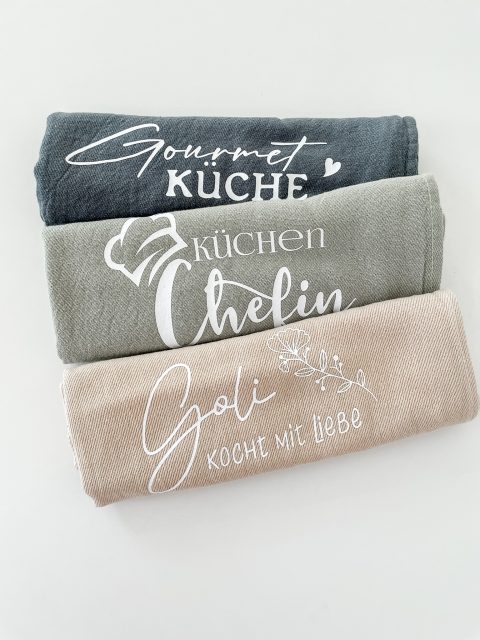 Unsere neuen Geschirrtücher sind nicht nur praktisch, sondern bringen mit Sprüchen wie „Gourmetküche“, „Küchenchefin“ oder „Goli kocht mit Liebe“ ein Stück Persönlichkeit in jede Küche. 💛

Ein perfektes Mitbringsel für alle, die gerne kochen, genießen und mit Herz am Herd stehen. 🥰

Und psst... in 10 Tagen ist es so weit: Mein neues Kochbuch erscheint! 📖🍴

#GoliKocht #Küchenliebe #MitLiebeGemacht #Geschenkidee #Küchenchefin #Gourmetküche #KochenMitHerz #Foodlover #Kochbuch #NeuesKochbuch #GoliKochtMitLiebe #KitchenVibes #GeschenkMitSinn #HomemadeWithLove #Kochfreude