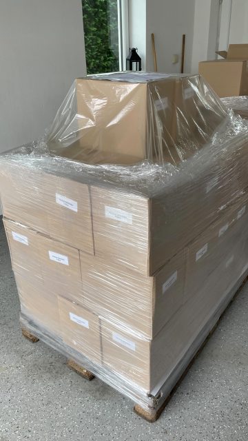 Früher als erwartet! 🥳
Unsere Kochbücher sind eingetroffen.
Musste gleich ein Exemplar (natürlich eh mehre) ins Büro mitnehmen. 
Ab sofort können sie gern bei uns erworben werden. 😊

https://fotographikerin.com/kochbuecher/

#kochbuch #backenmitliebe #seitenstettnerkochbuch #backfee #mehlspeisen #kuchen