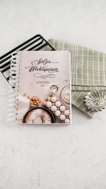 Typisch Frau. 😀 Kaum ist das Buch fertig, kreisen hundert Gedanken im Kopf.
Natürlich sind nicht alle Rezepte vorhanden, aber ich behaupte mal es ist uns wieder gut gelungen. Auf unserer Webseite könnt ihr euch das Kochbuch genauer ansehen und natürlich auch bestellen.

www.fotographikerin.com