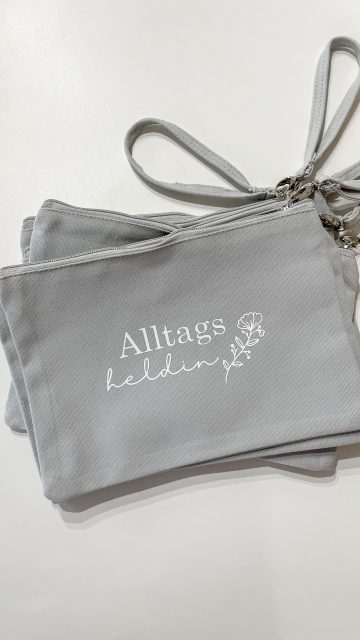 In unser Geschäft durften neue Clutchdesigns einziehen. Edel und schlicht harmonieren sie perfekt zum Grauton der Clutch. 

Wir haben täglich von 8-19 Uhr geöffnet und freuen uns auf euren Besuch.