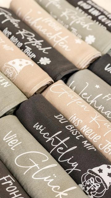 Geschirrtücher als kleines Mitbringsel. 
Oder wie es manchmal im Hintergrund bei uns abläuft 😂🤭