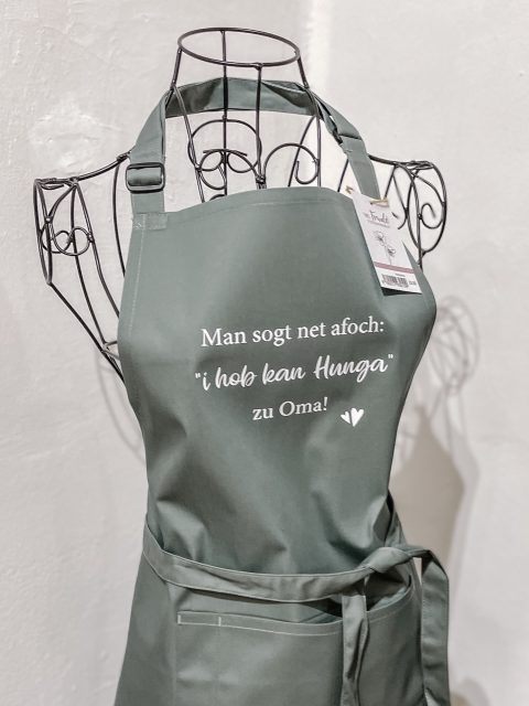 So schön die Feiertage auch sind, 
endlich kehrt wieder Alltag ein. 😉
Mit dieser Kochschürze erinnern wir uns zurück an die Weihnachtsfeiertage und das gute Essen bei den Familien, besonders bei den Großeltern... 😋