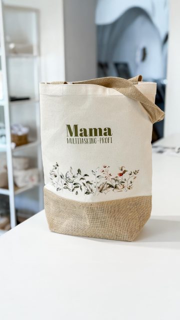 Mama – Multitasking-Profi 💛

Zwischen Alltag, Chaos und ganz viel Liebe hält sie alles zusammen.

Diese Tasche ist für all die kleinen und großen Momente, in denen Mama einfach alles gibt.

Sag Danke – zum Muttertag 🌷

#jutetasche #geschenkidee #danke #muttertagsgeschenk