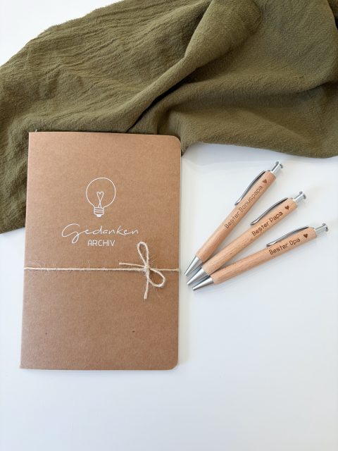 Für Papa, Opa & Bonuspapa ☺️
Personalisierte Kugelschreiber und ein "Gedankenarchiv" für all die Ideen, Erinnerungen und Notizen. 

Das perfekte Geschenk zum Vatertag! 💚

#vatertagsgeschenk