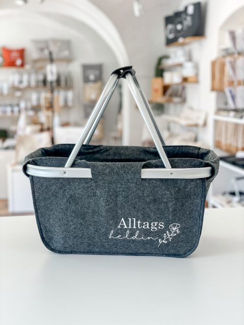 Große Worte kombiniert mit schlichtem Design 🥰.
Unser Filzkorb ist der perfekte Held für den nächsten Einkauf. 

#filzkorb, #einkaufstasche, #korbliebe