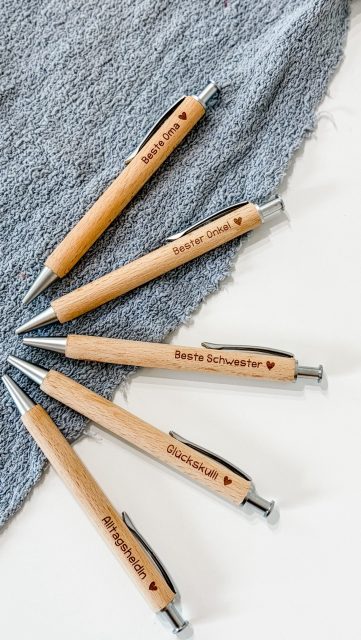 🖊️ Wusstest du schon?

Der Kugelschreiber wurde erfunden, weil der Füllfederhalter ständig gekleckst hat. Zum Glück hat sich das geändert – denn manche Worte sind einfach zu schön, um verschmiert zu werden. ❤️

Gerade verpacken wir unsere hochwertigen **Holzkugelschreiber** mit liebevollen Gravuren wie Alltagsheldin, Beste Oma, Bester Onkel und vielen weiteren Herzensbotschaften.

Ein kleines Geschenk mit großer Bedeutung – persönlich, nachhaltig und jeden Tag im Einsatz. 🌿✨

Welchem Herzensmenschen würdest du einen schenken? 💝

#Geschenkidee #Holzkugelschreiber #PersonalisierteGeschenke #BesteOma #Alltagsheldin