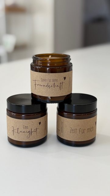 ✨ Wusstest du, dass die erste Brenndauer entscheidend für die Lebensdauer deiner Kerze ist?

Unsere Kerzen werden mit viel Liebe von Hand gegossen und verdienen deshalb den perfekten Start. 🕯️💛

Beim ersten Anzünden solltest du die Kerze so lange brennen lassen, bis die gesamte Wachsoberfläche flüssig geworden ist – bei unseren Kerzen im kleinen Glas dauert das je nach Größe etwa 2–3 Stunden.

Warum ist das wichtig?
➡️ So verhinderst du, dass sich ein Tunnel bildet.
➡️ Das Wachs kann gleichmäßig abbrennen.
➡️ Du hast länger Freude an deiner handgegossenen Kerze.

Ein kleiner Tipp mit großer Wirkung – für ein schönes, gleichmäßiges Abbrennen bis zum Schluss. ✨

#Handgegossen #Kerzenliebe #Kerzenpflege #Nachhaltig #Handmade HomeDecor Kerzen