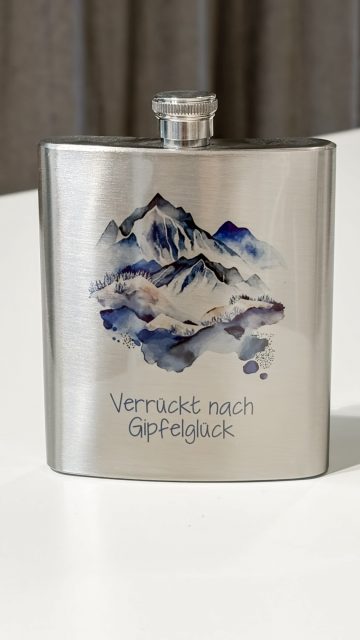 Ein bisschen Bergluft für unterwegs? 🏔️💙

Bei uns entstehen Flachmänner mit einem wunderschönen Bergmotiv und dem passenden Statement:

"Verrückt nach Gipfelglück“🏔️✨

Für alle, die am liebsten dort sind, wo die Berge hoch und die Sorgen klein sind. 😉 Ob als kleines Geschenk für Bergliebhaber, Wanderfans oder einfach für Menschen, die ein bisschen Gipfelglück immer gebrauchen können.

#Gipfelglück #VerrücktNachGipfelglück #Bergliebe #Flachmann #Bergfreunde