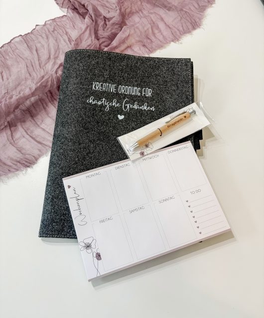 Für weniger Chaos im Office oder Zuhause 😅
Strukturiert und gut geplant durch den Tag – und dabei darf es natürlich auch schön aussehen. ✨

Unsere Filzmappe, der Wochenplaner und der passende Kugelschreiber sind nicht nur praktische Helfer für mehr Ordnung, sondern werden von uns mit viel Liebe selbst designt. 🤍

Ob für To-do-Listen, Termine, Notizen oder einfach, um den Überblick zu behalten – so wird aus „Wo soll ich nur anfangen?“ ganz schnell „Alles im Griff!“ 😉

Alle Produkte sind bei uns erhältlich und können ganz nach euren Wünschen personalisiert werden. 🖊️📋

#wochenplanung #organisation #ordnung #wochenplan #homeoffice